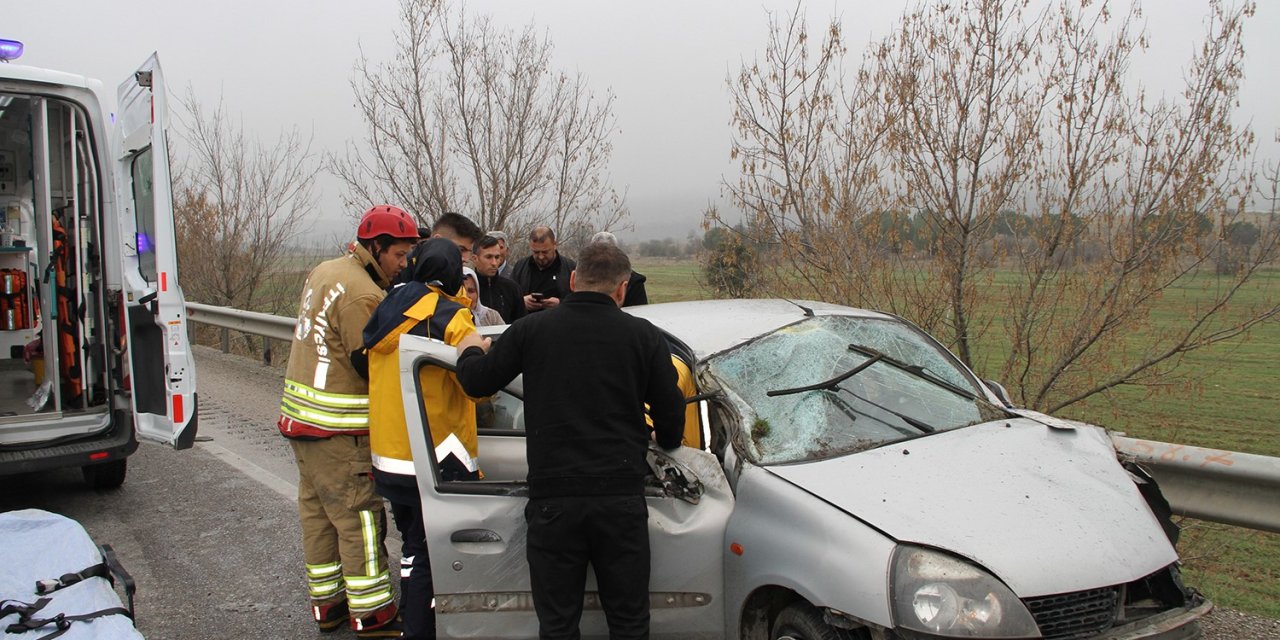 Kontrolden çıkan otomobil refüje ve bariyerlere çarptı: 1 ölü, 1 yaralı