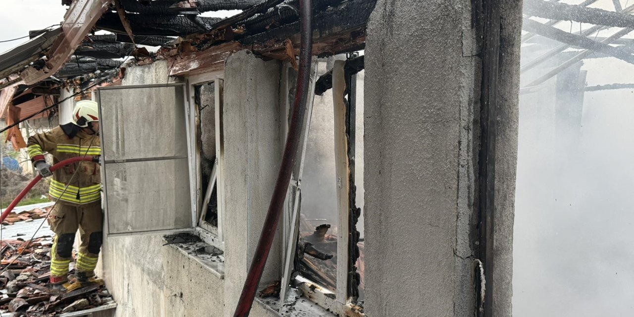 Manisa’da çıkan yangında 1 ev kullanılamaz hale geldi