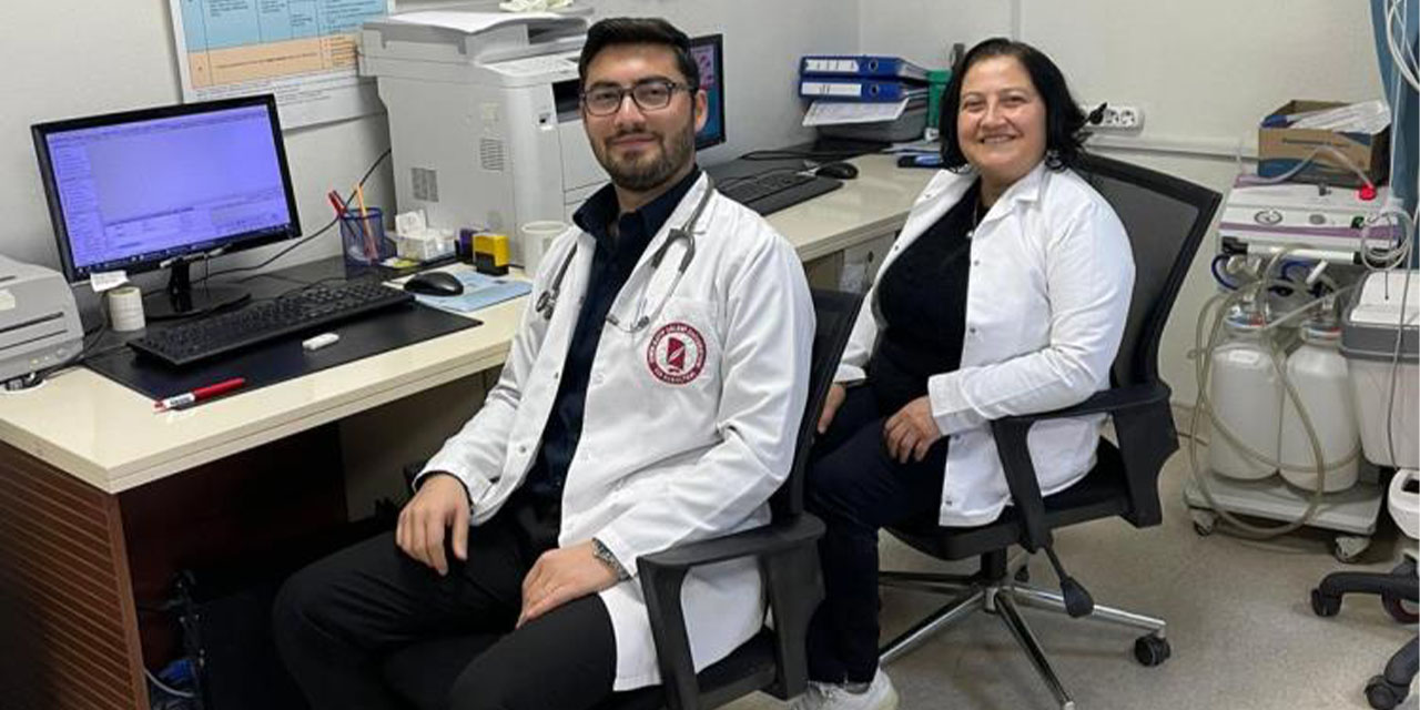 Ebe anne doktor oğluyla birlikte şifa dağıtıyor