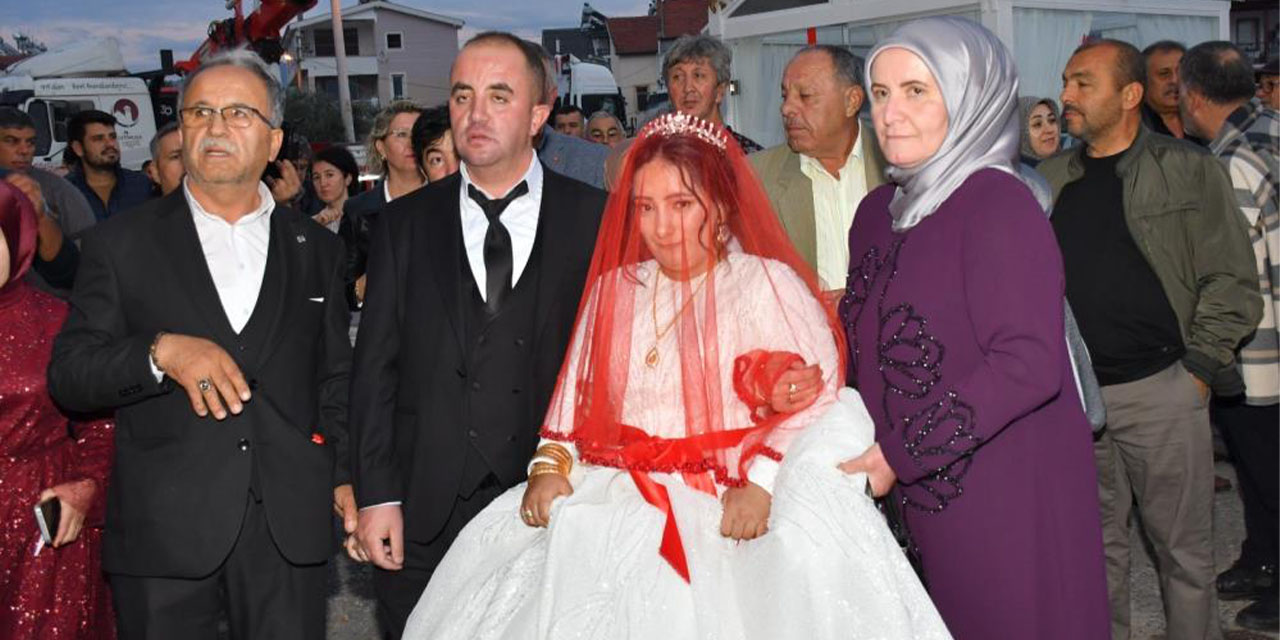 Sıra dışı düğün: Gelin ve damat cam vitrinde