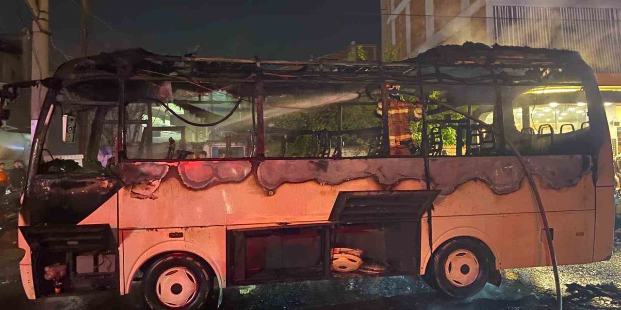 Servis otobüsü alev alev yandı