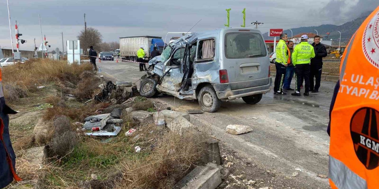 Tır ile hafif ticari aracın çarpıştığı kazada yaşlı adam hayatını kaybetti