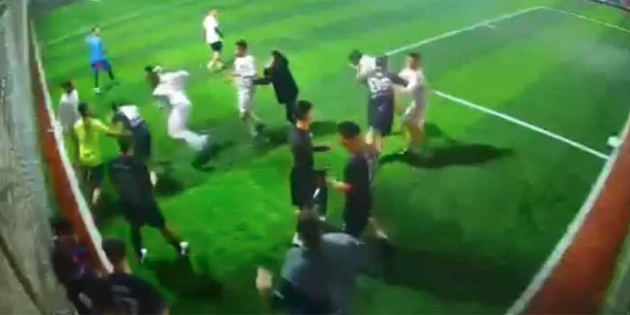 Halı sahada tekme-tokat kavga kameraya yansıdı