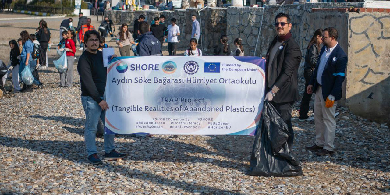 Kuşadası’nda öğrencilerden anlamlı kıyı temizliği