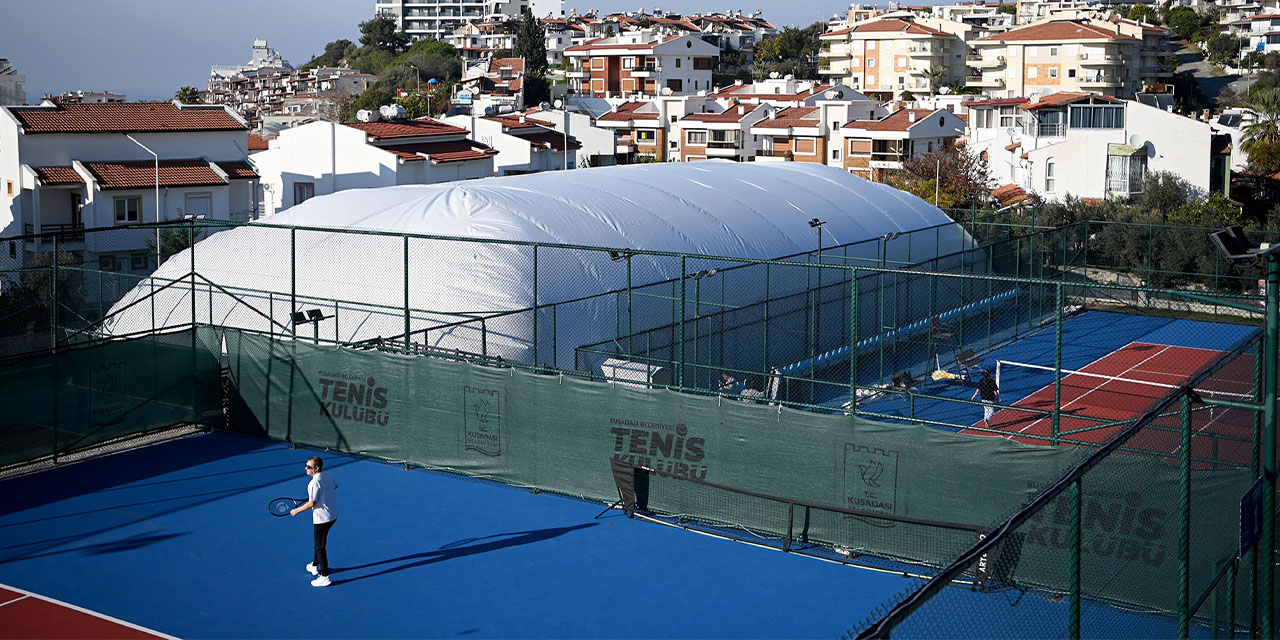 Kuşadası’nda balon kort sporseverlerin yeni gözdesi oldu