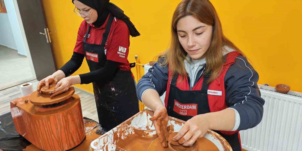 Muğla’da gençler seramik atölyesinde hünerlerini sergiledi