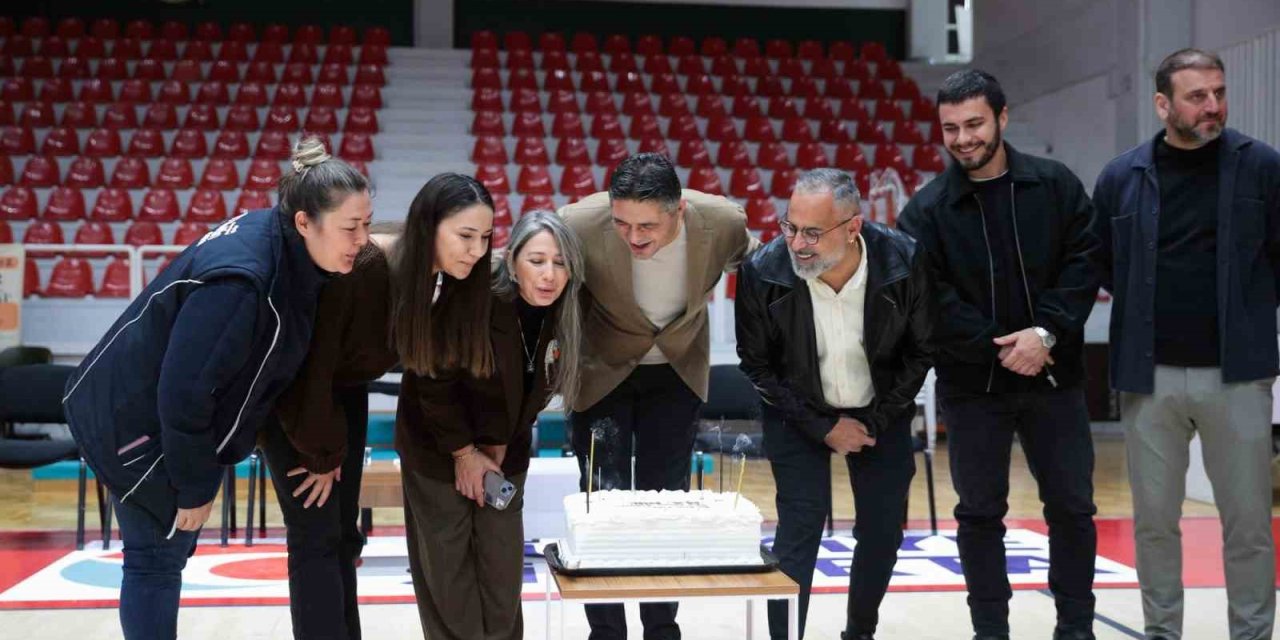 Personelinden Başkan Serkan Acar’a doğum günü sürprizi