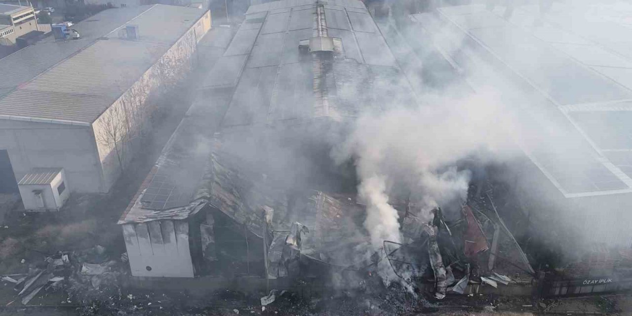 Uşak’ta iplik fabrikasında çıkan yangın büyümeden söndürüldü