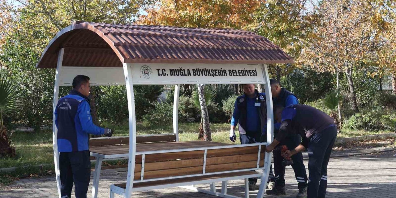 Köyceğiz’de ortak yaşam alanlarına ’kent mobilyası’ yerleştirildi