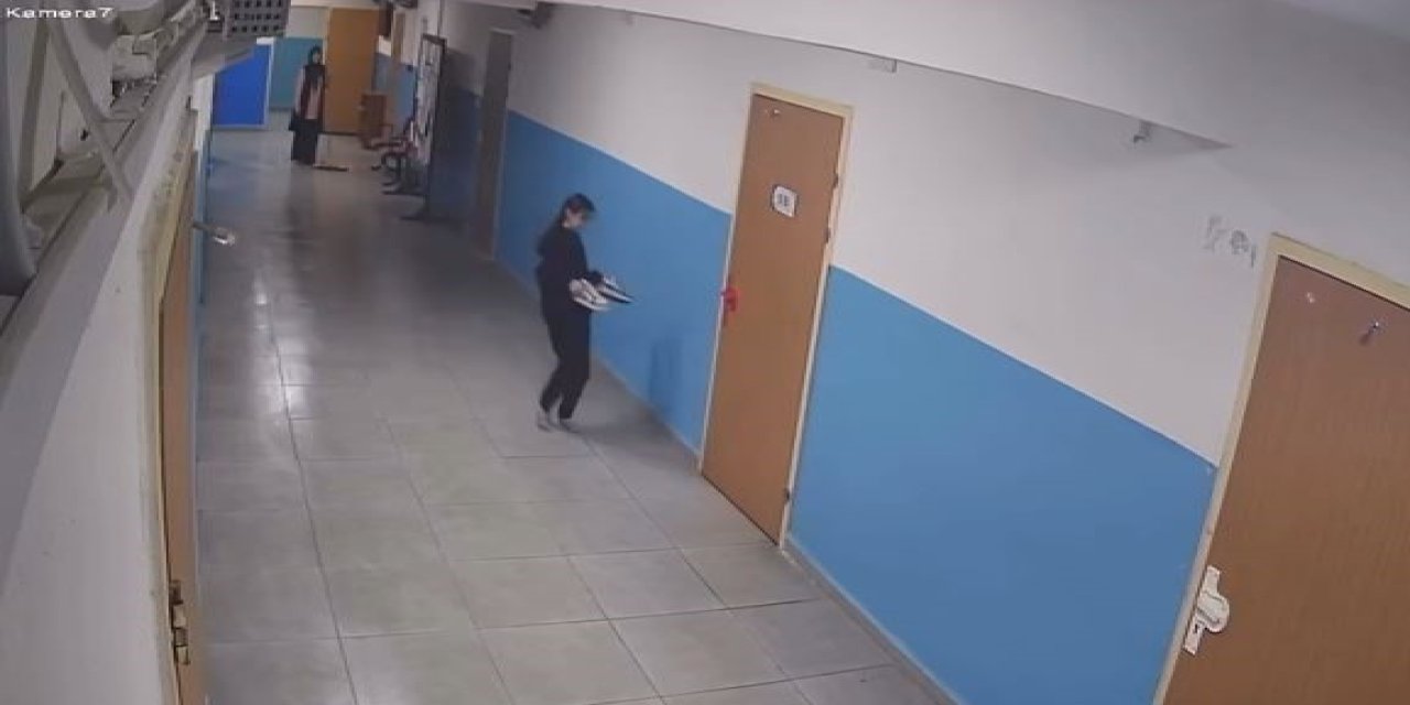 Paspas yapılan alanı kirletmemek için ayakkabılarını çıkarttı