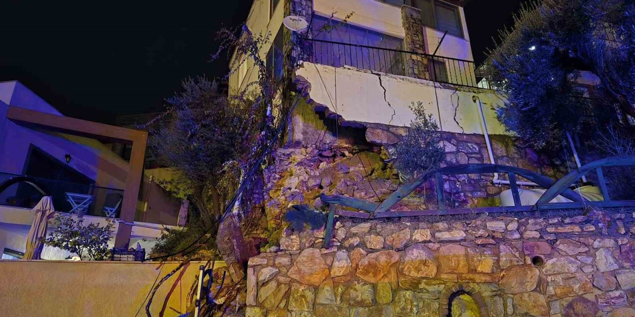 Bodrum’da sağanak yağış: Yollar kapandı, ev ve iş yerlerini su bastı