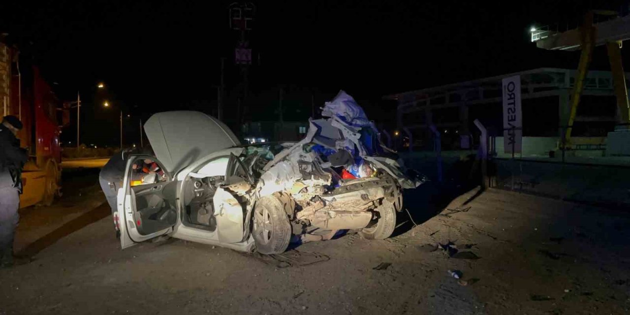 Menteşe’de tıra arkadan çarpan otomobil, hurda yığınına döndü: 1 ölü, 1 ağır yaralı