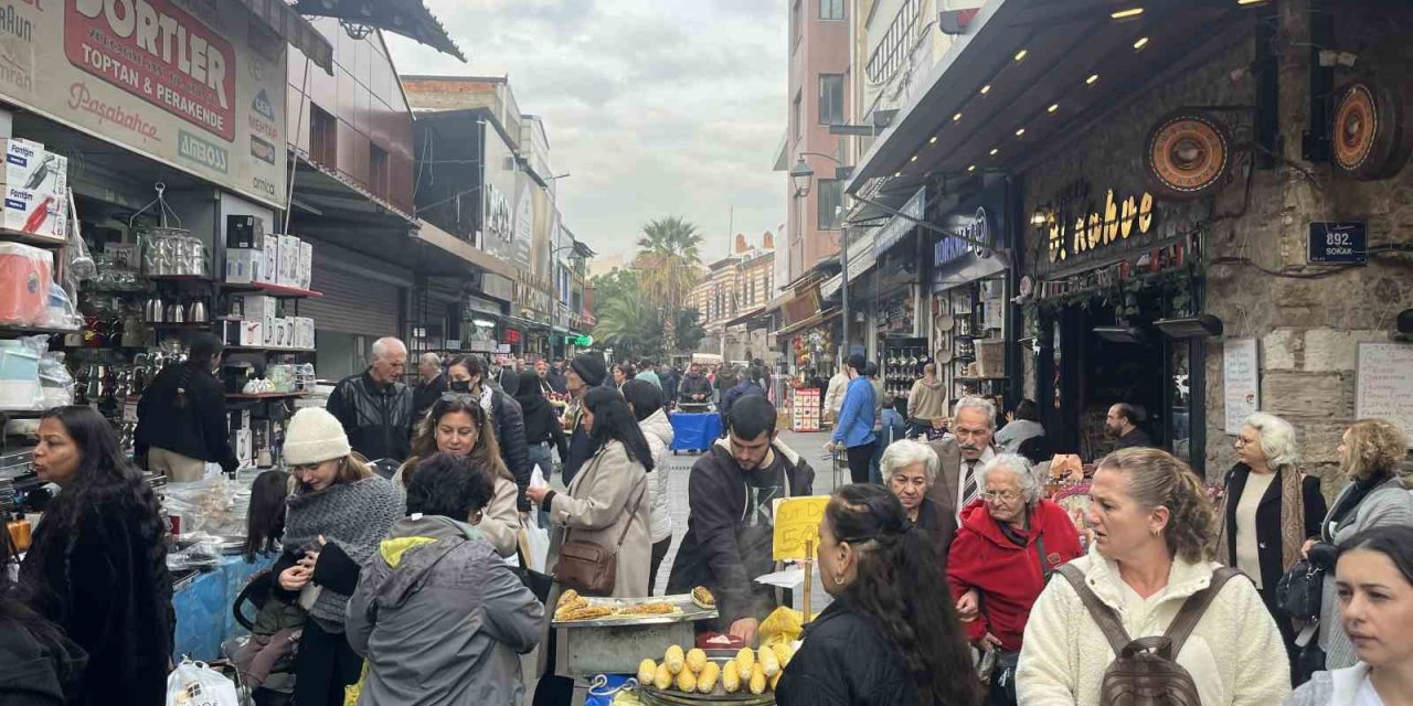 Tarihi Kemeraltı Çarşısı’nda yılbaşı yoğunluğu