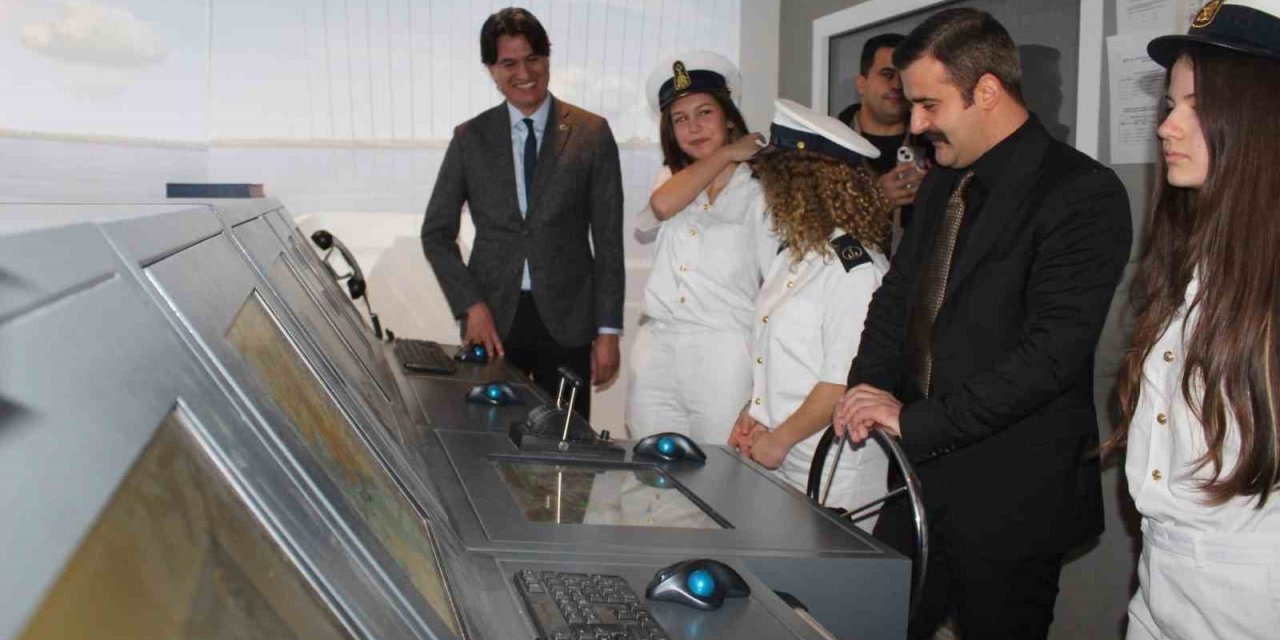 Köyceğiz Kaymakamı Kumcu, gemi simülasyon laboratuvarını inceledi