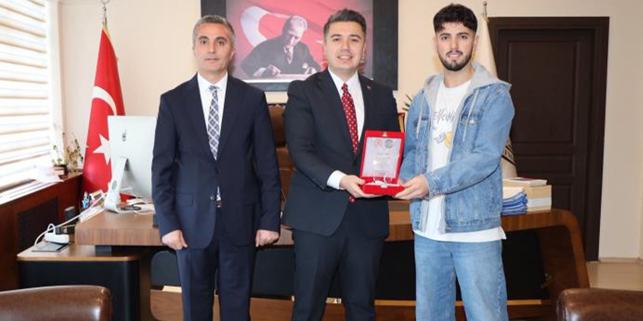 Karacasu’da sanat başarıya dönüştü: Öğrenciye kaymakamdan plaket