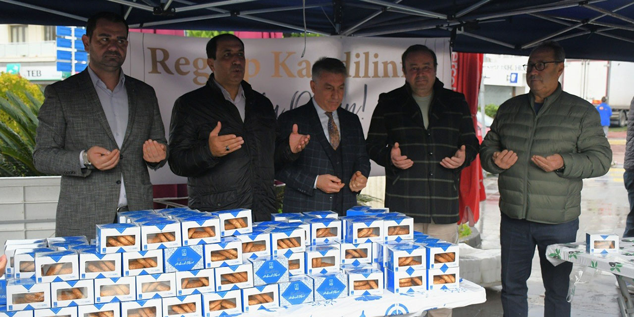 Kuşadası Belediyesi’nden Regaip Kandili’nde kandil simidi ikramı