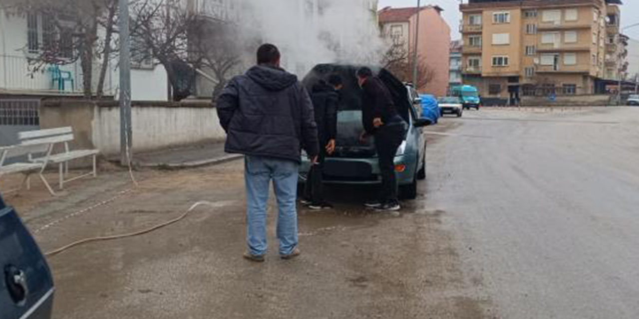 Araç yangınını vatandaşlar söndürdü