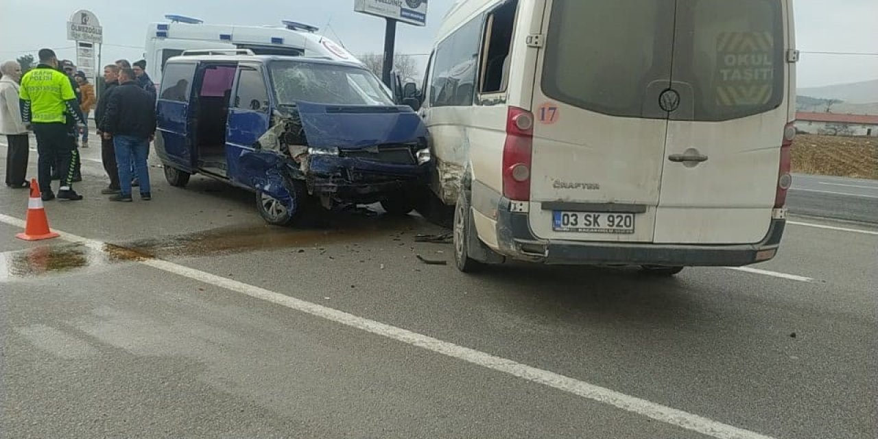 Minibüslerin çarpıştığı kazada 7 kişi yaralandı