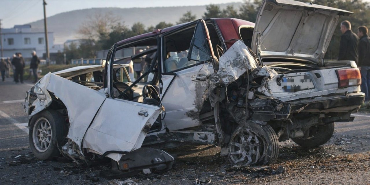 Milas’ta zincirleme kaza, Tofaş araç teneke kutu gibi ezildi
