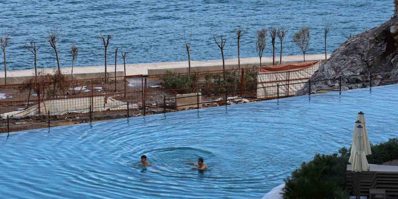 Kış ortasında havuz keyfi