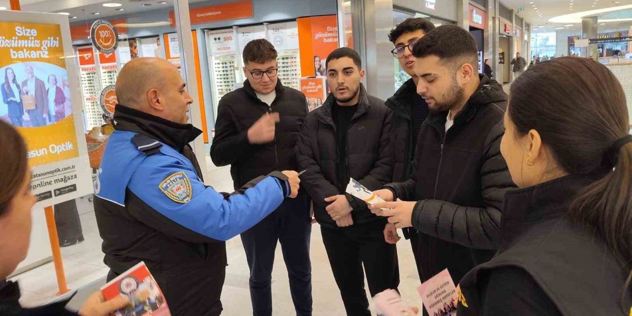 Polis vatandaşları bilgilendirmeye devam ediyor
