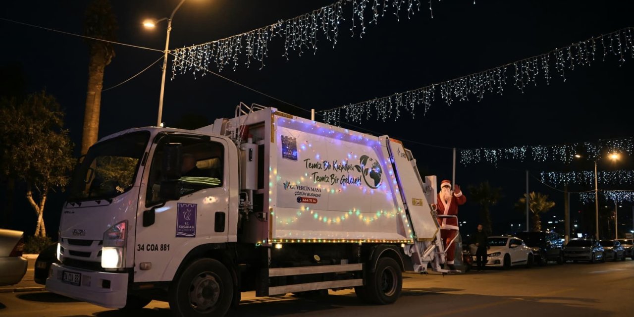 Çöp kamyonlarını ışıklarla süsleyen Kuşadası Belediyesi, yeni yılda çevre temizliğine dikkat çekti