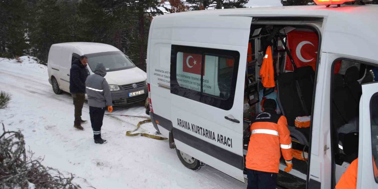 Demirci’de kar nedeniyle yolda mahsur kalan 3 avcı kurtarıldı