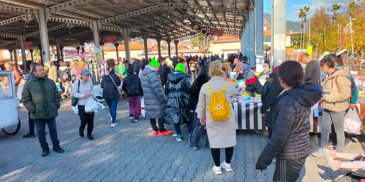 Köyceğiz’de yılbaşı pazarı kuruldu