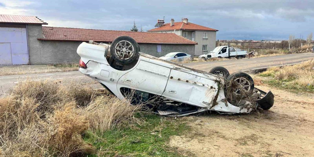 Şarampole devrilen otomobil sürücüsü yaralandı