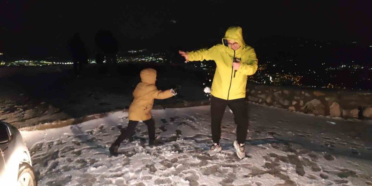 Spil Dağı Milli Parkı’na mevsimin ilk karı yağdı