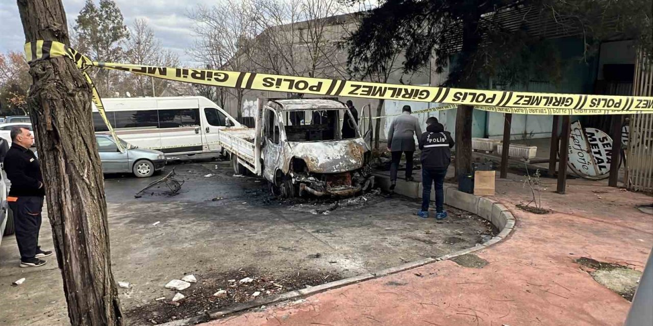 Sığındığı araçta yanarak can verdi