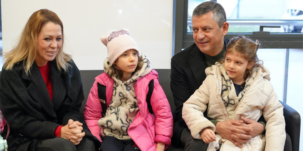Özgür Özel, Ferdi Zeyrek’in ikiz kızlarını okula götürdü