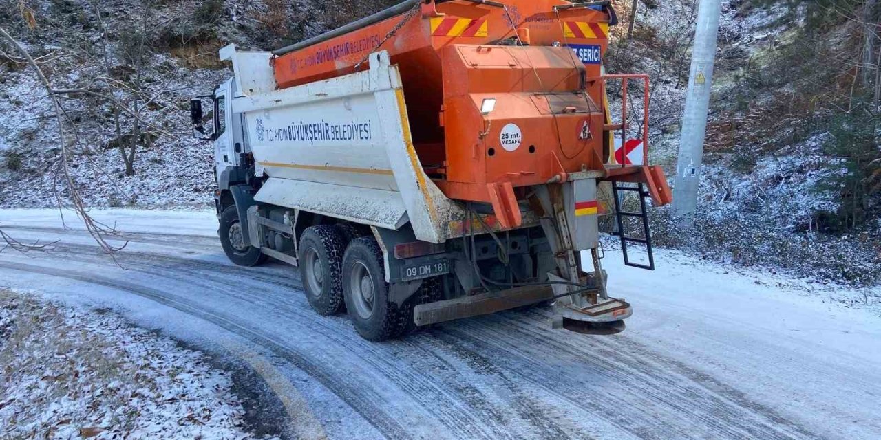 Büyükşehir’in karla mücadelesi başladı