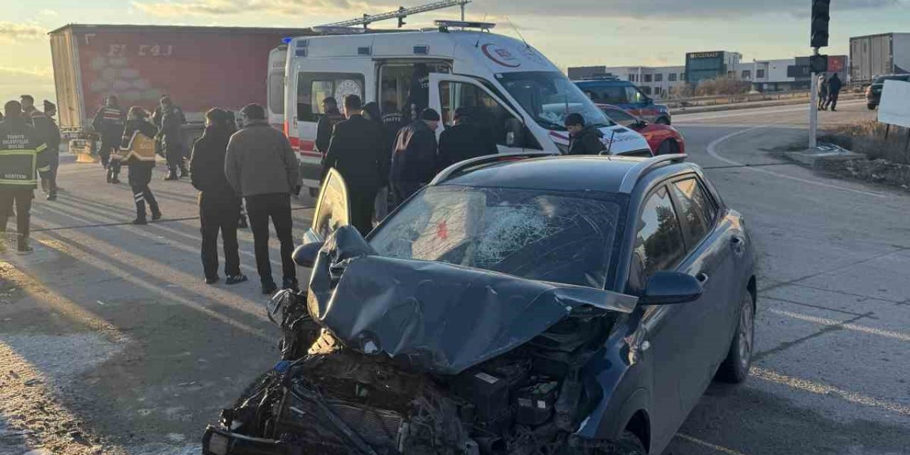 Servis aracıyla otomobil çarpıştı, 18 kişi yaralandı