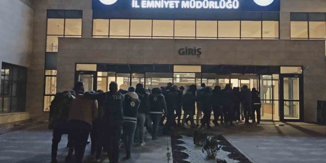 Yabancı uyruklu şahıslara operasyon: 9’u DEAŞ’lı 62 kişi sınır dışı edildi