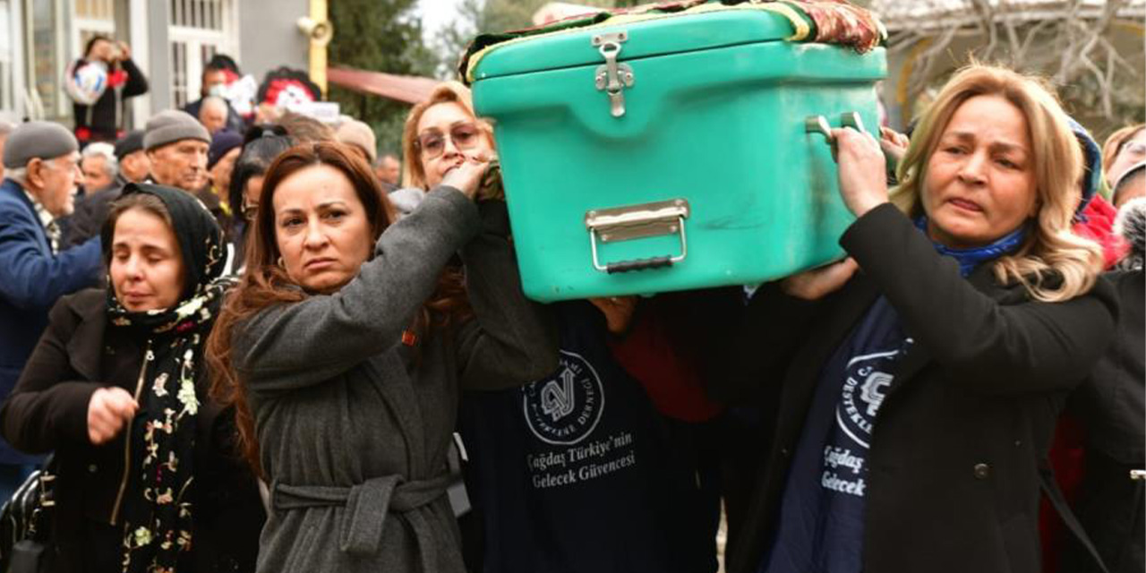 Eşi tarafından katledilen kadının tabutunu kadınlar omuzladı