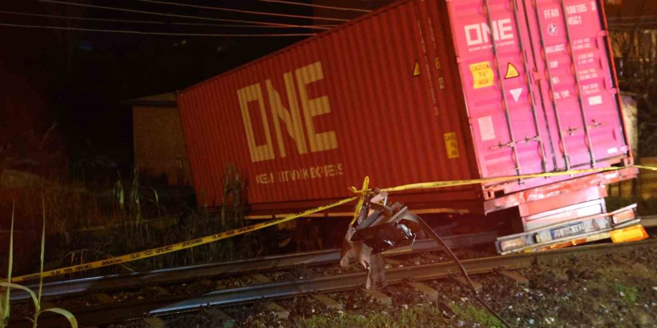 Efeler’de feci kaza: Tır kavşaktan uçtu, sürücü hayatını kaybetti