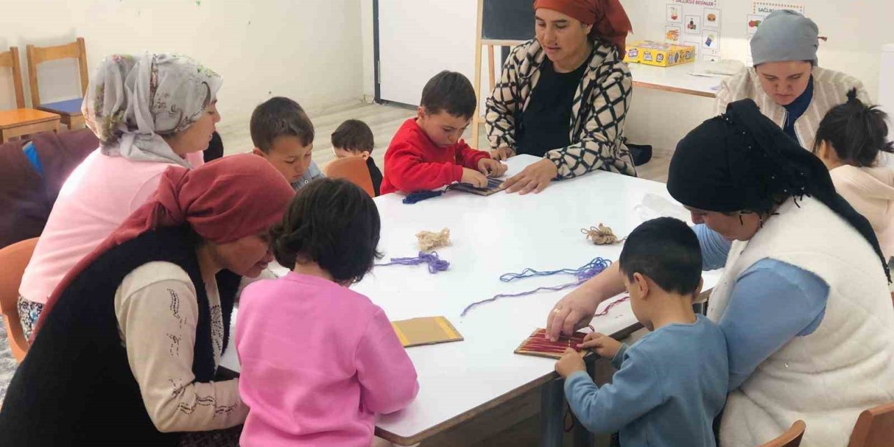 Çocuklar anneleriyle birlikte geleneksel kilim dokumayı öğrendi