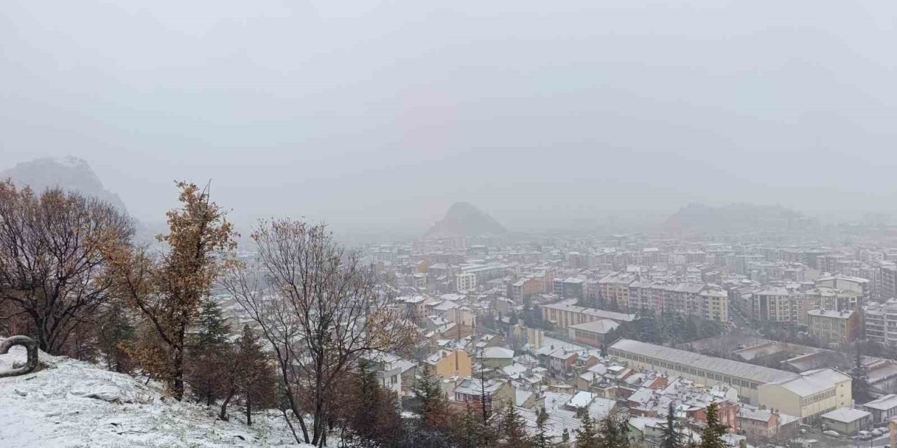 Afyonkarahisar’da kar yağışı etkili oldu