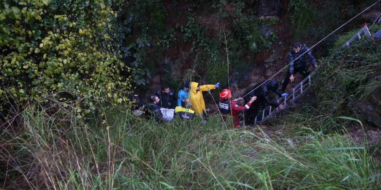 Fethiye’de otomobil uçuruma düştü