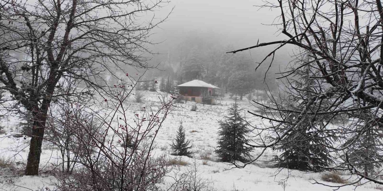 Manisa’nın yüksek kesimlerinde kartpostallık kar manzaraları