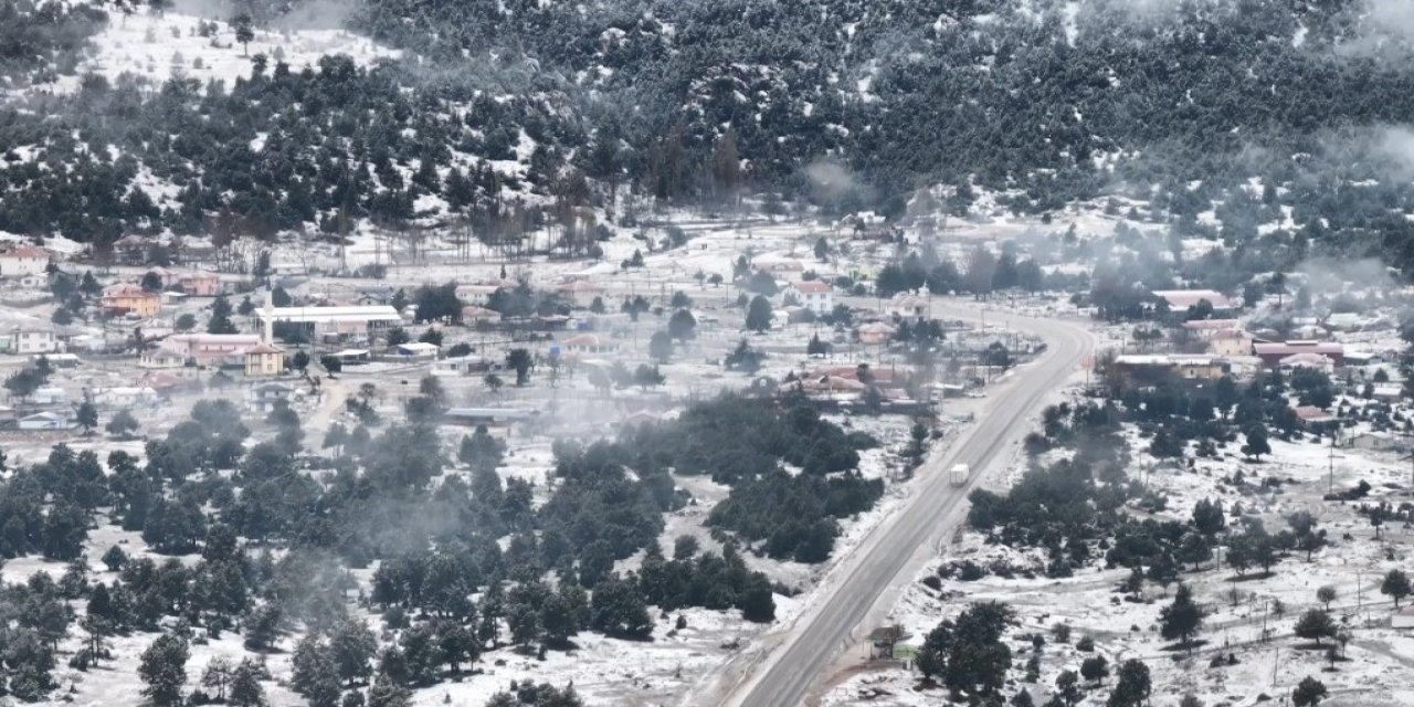 Seydikemer yaylaları beyaza büründü