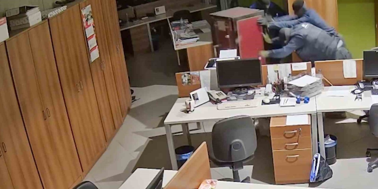 Manisa’da 2 milyon avroluk soygun kamerada: Çelik kasayı metrelerce sürüklediler