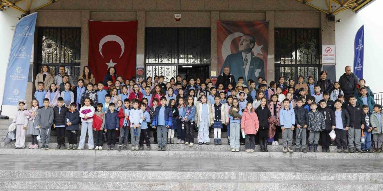Aydın Büyükşehir Belediyesi minik öğrencileri tiyatro ile buluşturdu