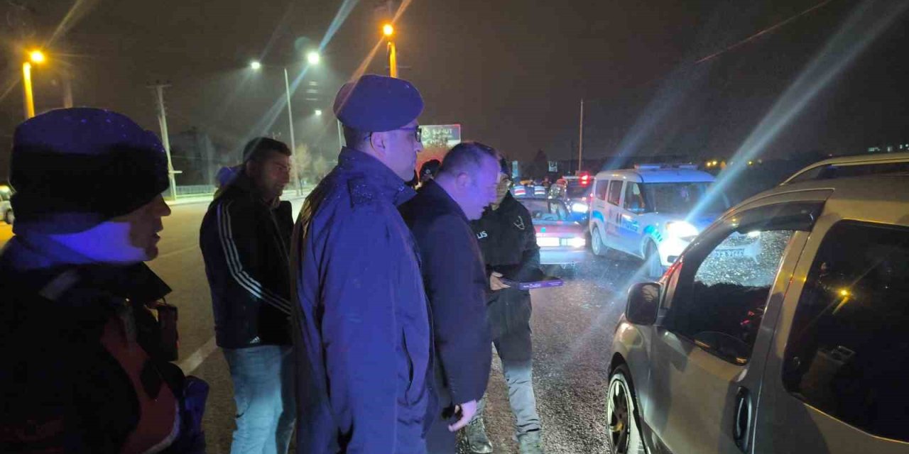 Huzur ve asayiş denetiminde vatandaşlara çikolata ve çay ikramı