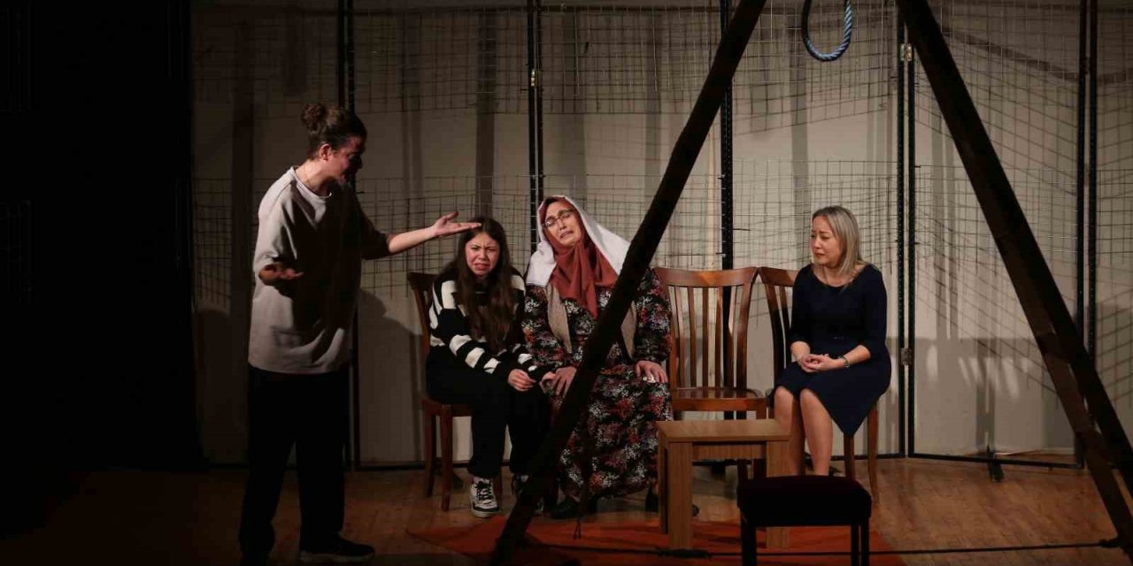 Nazilli HEM tiyatro ekibinin oyunu beğenildi