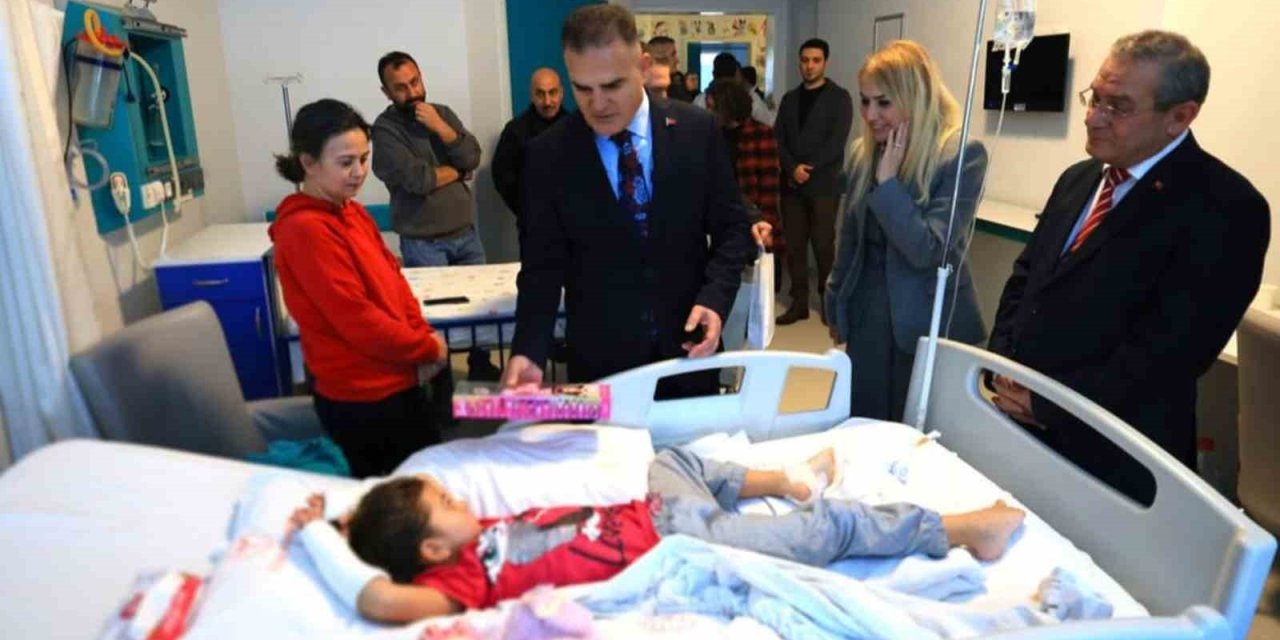 Vali Akbıyık yeni yılı hasta, yaşlı ve görev yapanları ziyaretler ile girdi