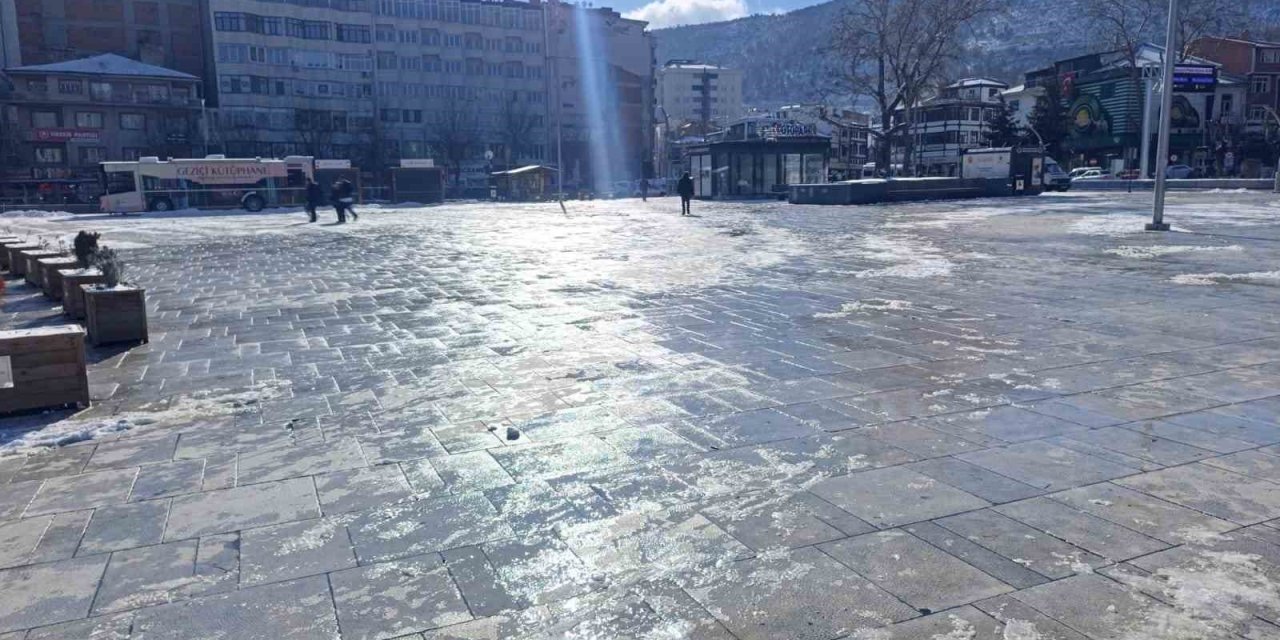 Afyonkarahisar yılın ilk gününe dondurucu soğukla başladı