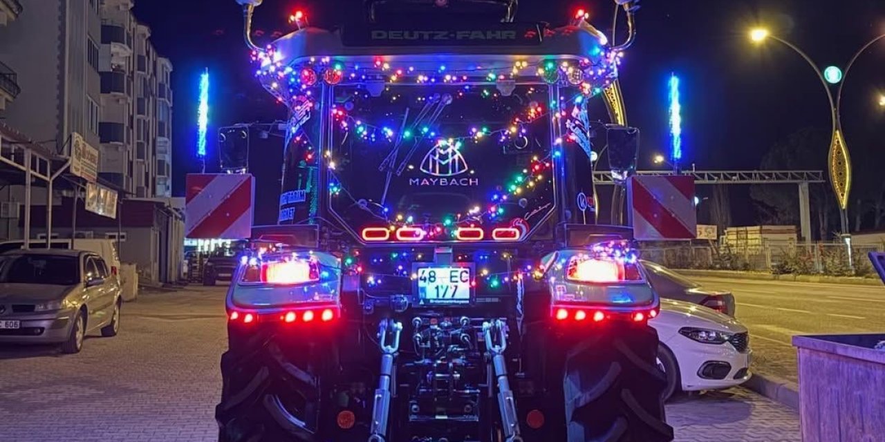 Led ışıklı traktör dikkat çekti