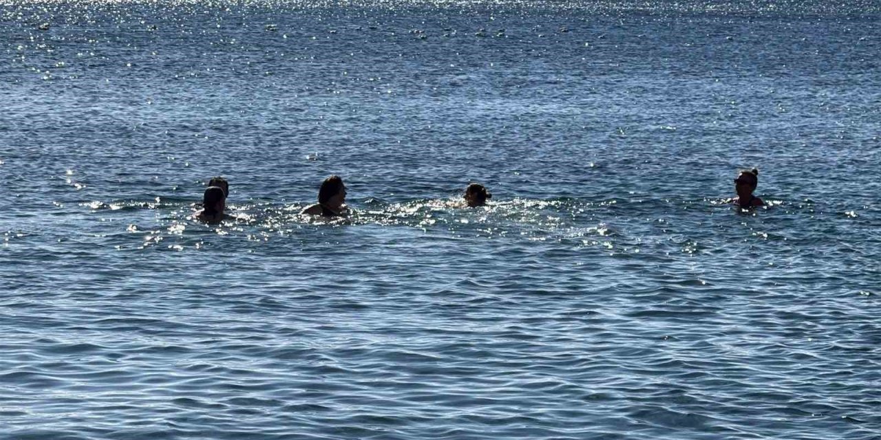 Bodrum’da yeni yılın ilk gününde denize girdiler